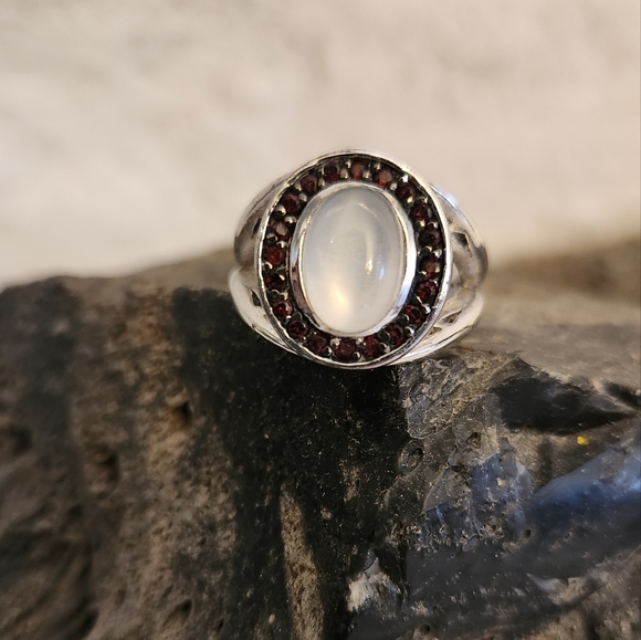 NWOT Translucent & Burgundy Crystal Ring - Size 8 - Picture 3 of 4
